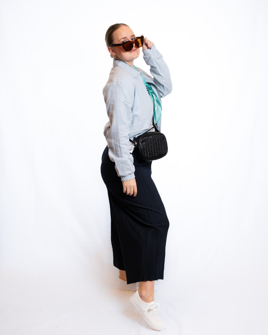 Redaktorku pózuje fotografovi ve finálním outfitu v oblečení KiK