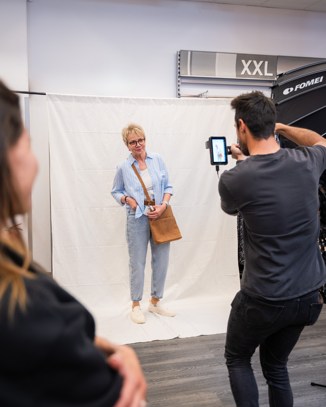 Redaktorku pózuje fotografovi ve finálním outfitu v oblečení KiK